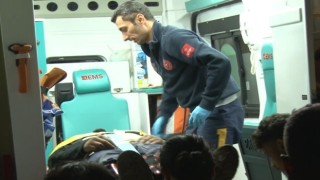 Devrilen iş makinesinin kabininde sıkışan operatörü itfaiye kurtardı