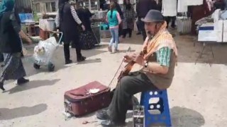 Dinarın tek sokak müzisyeni geçimini şarkı, türkü söyleyerek sağlıyor