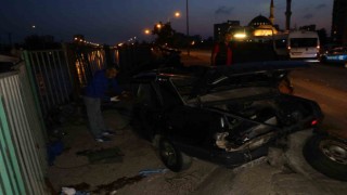 Direğe çarpan otomobil ikiye bölündü, sürücüsü hayatını kaybetti