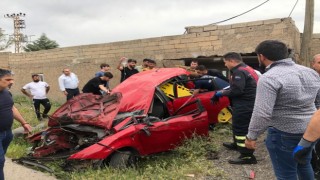 Direksiyon hakimiyetini kaybeden araç güvenlik kulübesine girdi
