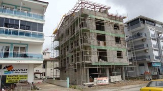 Dış kaplama yapan inşaat işçisi 3üncü kattan toprak zemine düştü, ölümden döndü