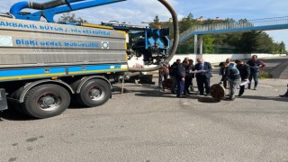 DİSKİ, atıklar nedeniyle tıkanan kanalları temizliyor