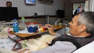 Diyaliz hastaları boyama yaparak keyifli vakit geçiriyorlar