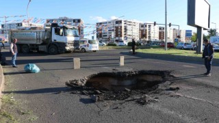 Diyarbakırda asfalt çöktü, yol ulaşıma kapatıldı
