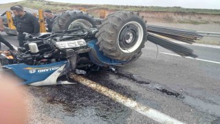 Diyarbakırda demir taşıyan traktör devrildi: 1 yaralı