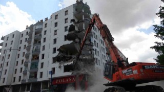 Diyarbakırda depremde 6-7 kolonu patlayan binanın yıkımına başlandı