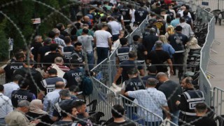 Diyarbakırda İl Seçim Kurulu önünde metrelerce kuyruk oluştu