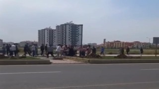 Diyarbakırda kızlar yol ortasında saç baş kavgaya tutuştu