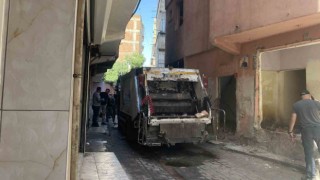 Diyarbakırda terör yandaşları belediyenin çöp arabasını ateşe verdi