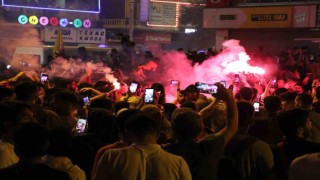 Diyarbakırlılar Galatasarayın şampiyonluğunu meşalelerle kutladı