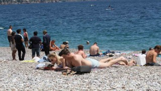 Doğuda karla mücadele, Antalyada ise deniz keyfi