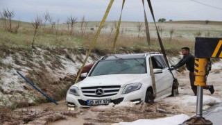 Dolu yağışından dolayı kayan otomobil su kanalına düştü