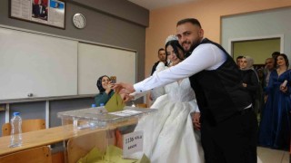 Düğün gününde gelin ve damat 15 dakika da kalsa oy vermeye yetişti