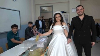 Düğünlerini yarıda kesip oy kullanmaya geldiler, vatandaşlardan alkış aldılar
