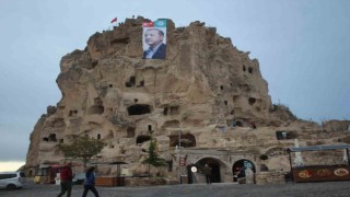Dünyanın en büyük doğal gökdelenine Recep Tayyip Erdoğan posteri asıldı