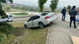 Düzcede otomobil aydınlatma direğine çarptı: 2 yaralı