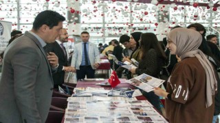 EBYÜlü akademisyenler üniversite adayı gençlerle buluştu