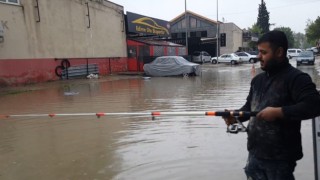 Edirnede araçlar mahsur kaldı, vatandaş göle dönen yola olta attı