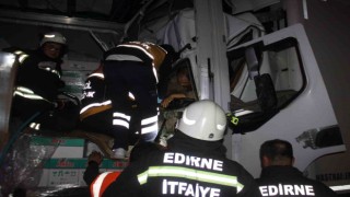 Edirnede zincirleme kaza: Sıkışan tır sürücüsünü ekipler 2 saat boyunca kurtarmak için uğraştı