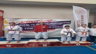Edremitli karateciler göz doldurdu