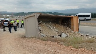 Edremitte hafriyat kamyonu su kanalına düştü: 1 yaralı