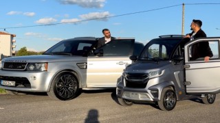 Elazığ sokaklarındaki 2.3 metrelik minik elektrikli araç, tüm dikkatleri üzerine çekti