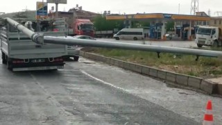 Elazığda kamyonun çarptığı trafik direği devrildi: 1 yaralı