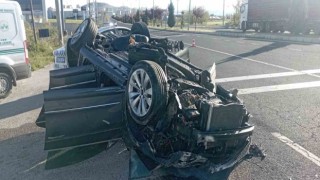 Elazığda karşı şeride geçen otomobil ters döndü: 1 ölü, 2 yaralı