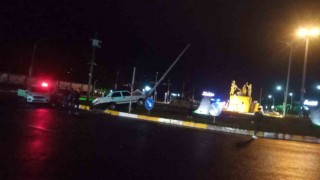 Elazığda otomobil aydınlatma direğine çarptı: 1 yaralı
