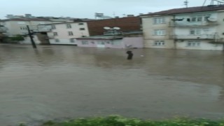 Elazığda sağanak, binalar su altında kaldı