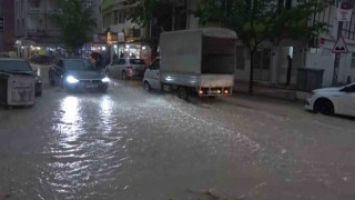 Elazığda sağanak etkili oldu, yollar göle döndü