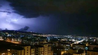 Elazığda şimşekler geceyi aydınlattı