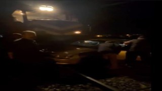 Elazığda tren, hemzenin geçitte otomobille çarpıştı: 2 yaralı