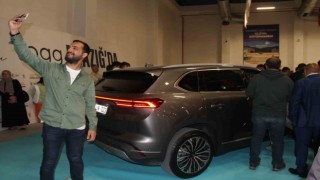 Elazığda Türkiyenin milli otomobili Togga vatandaşlardan büyük ilgi