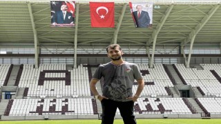 Elazığspor taraftarı, yeni stadyuma şükür secdesiyle girdi