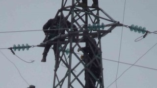 Elektrik firması çalışanlarının 25 metrede zorlu onarım çalışması