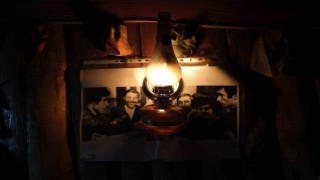 Elektrikler kesilince gaz lambası nostalji yaşattı