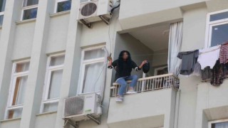 Elinde bıçakla balkon demirlerine çıkan kadın, korku dolu anlar yaşattı