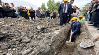Eline kürek alıp doğalgaz çalışmalarına katıldı