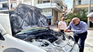 Emanet aldığı araç yandı, yardımına çeşme hortumu ile vatandaşlar koştu
