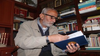 Emekli öğretmen 64 yıldır okuduğu kitapların kaydını tutuyor