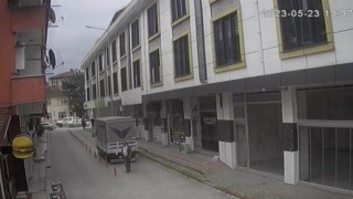 Emekli öğretmenin kamyonun altında kaldığı anlar kamerada