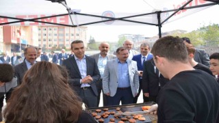 Emet Ashaboğlu Ortaokulunda deprem bölgesi için hayır çarşısı