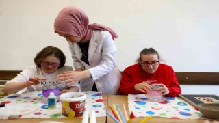 Engel tanımayan öğrenciler atıkları, sanata dönüştürüyor