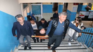 Engelli ve hastalar oy kullanmaya ambulansla geldi