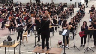 Enstrüman çalmayı bilmiyorlardı, şimdi 140 kişilik orkestra oluşturdular