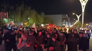 Ercişte vatandaşlar Cumhurbaşkanı Erdoğanın seçim zaferini coşkuyla kutladı