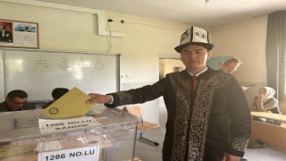 Ercişte yaşayan Kırgız Türkleri seçimde yöresel kıyafetleriyle sandık başına gitti