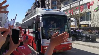 Erdoğana karanfilli karşılama