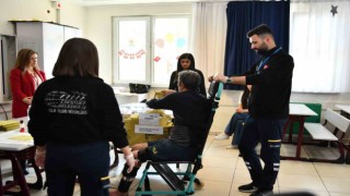 Esenyurtta engelli ve yaşlılar sandıklara taşındı